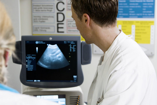Ein Arzt schaut sich ein Ultraschall an