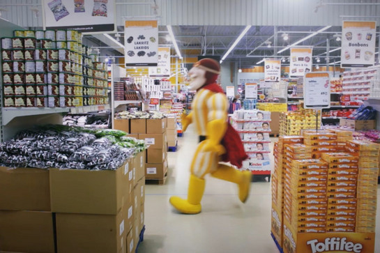 bb_nisser_teaser_01.jpg Mr Scandi läuft durch die Süßwarenabteilung