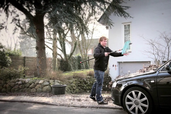 bb_carwashtruckwash_teaser_02.jpg Ein Mann fegt Laub