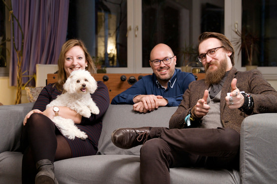 bb_outtakes_teaser_02.jpg Drei Personen sitzen auf der Couch