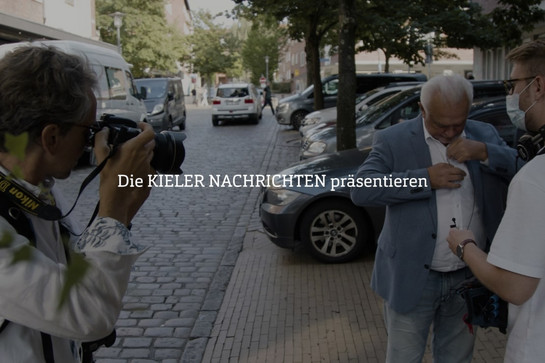 Wolfgang Kubicki steckt sich ein Mikrofon an