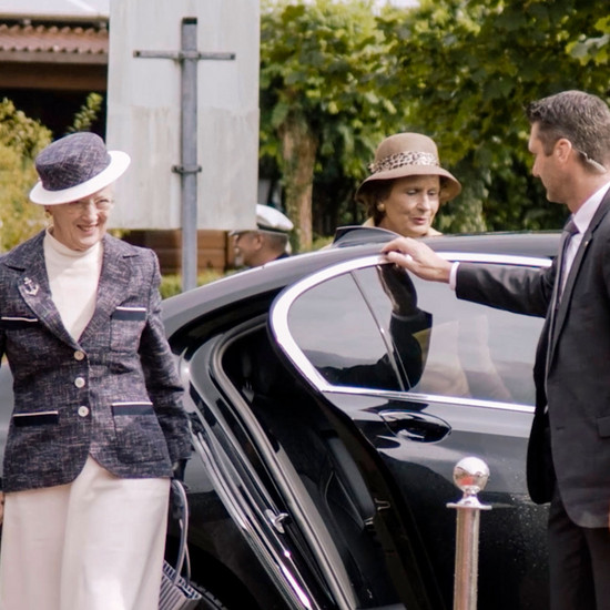 Die dänische Königin steigt aus einer Limousine