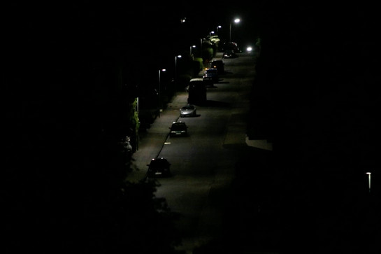 bb_bielefeld_teaser_01.jpg Blick auf eine beleuchtete Straße im dunkeln