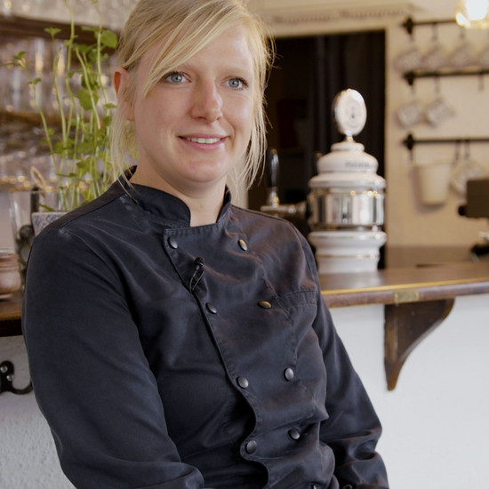 Sonja Lugowski in Küchenschürze