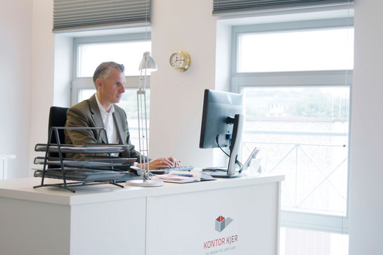 bb_kjko_teaser_01.jpg Konto Kjer Geschäftsführer am Bürotisch