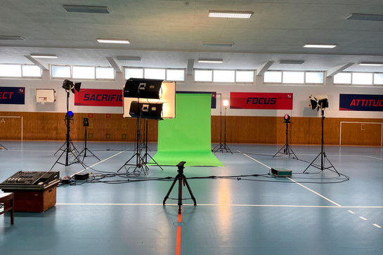 grafik_04.jpg Beleuchtung und Greenscreen in einer Turnhalle