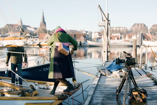 Julia Nissen steigt auf ein Boot am Flensburger Hafen