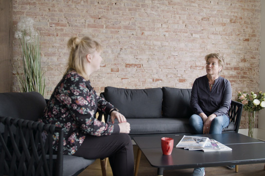 bb_ggf_teaser_02.jpg Zwei Frauen unterhalten sich in einem Sofa