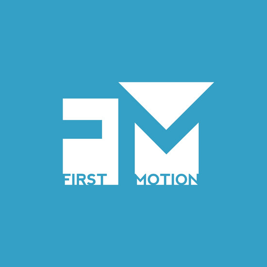 Logo First Motion vor blauem Hintergrund