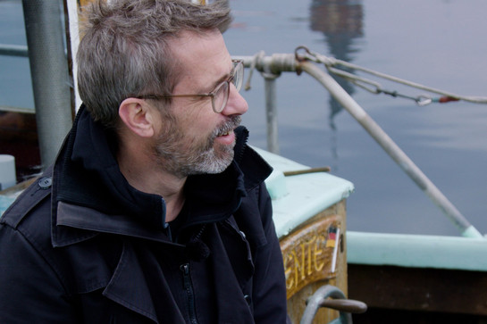 bb_kbdf_winters_teaser_03.jpg Nahaufnahme von Joachim Freitag auf einem Boot
