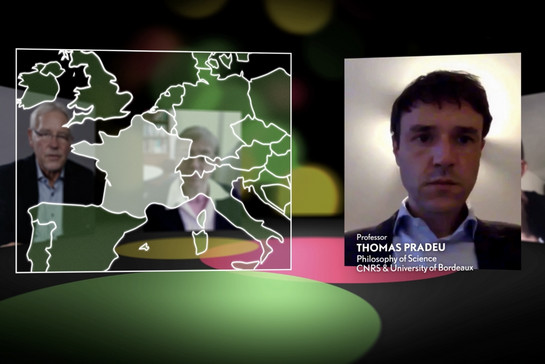 Links im Bild eine Karte von Europa, Frankreich ist hervorgehoben. Rechts davon Professor Thomas Pradeu von der University of Bordeaux.