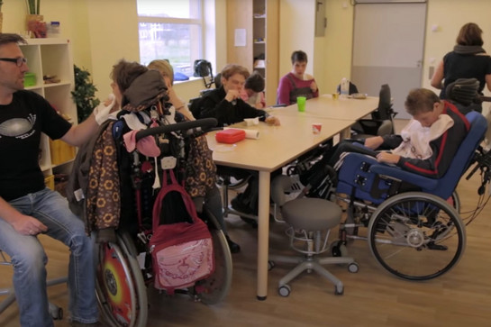 Blick auf den Essensbereich einer Pflegeeinrichtung