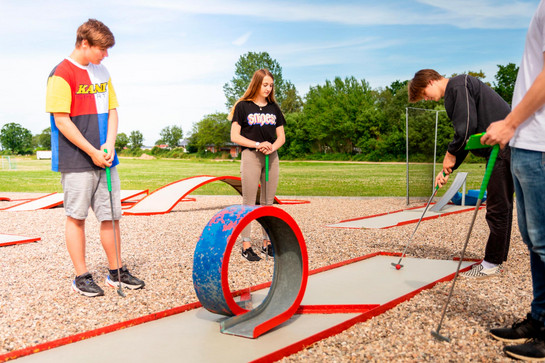 bb_waab_teaser_05.jpg Eine Gruppe Jugendlicher spielen Minigolf