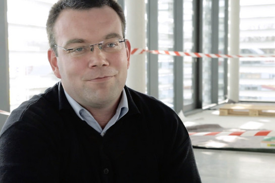 bb_aufderreise_teaser_06.jpg Standbild eines Jacob Cement Mitarbeiters mit Brille