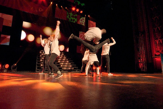 Eine Tanzgruppe tanzt auf einer Bühne