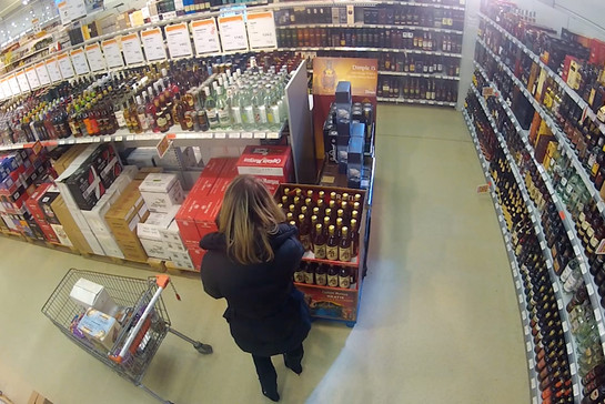Eine Frau wird von einer Überwachungskamera gefilmt