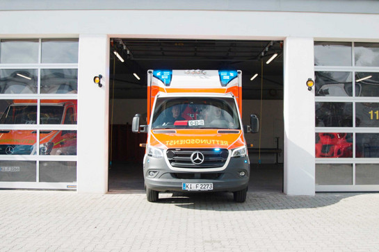 Ein Rettungswagen fährt aus der Wache raus