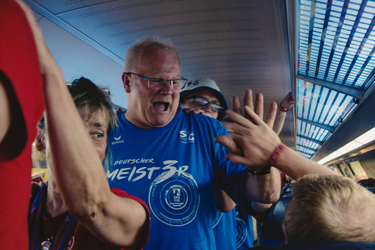 Ein SG Fans gibt einem anderem Fan ein high five