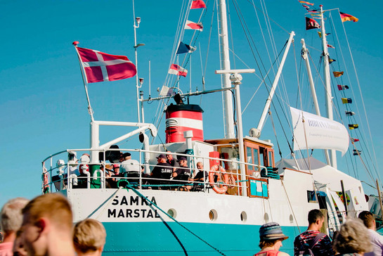 Das Schiff Samka Marstal liegt am Flensburger Hafen an
