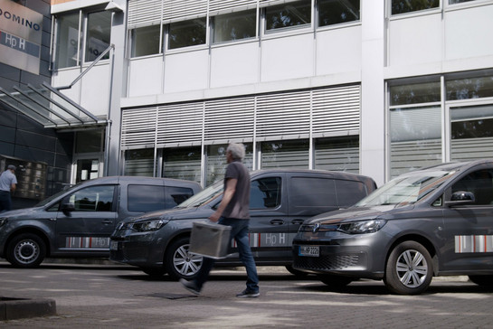 Drei VW Autos Parken vor einem Gebäude