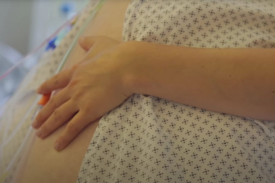 Ein Patient fässt sich ans Bein