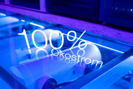 bb_it_teaser_02.jpg Blaue LED Lichter einer Maschine