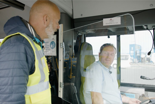York im Gespräch mit einem Busfahrer