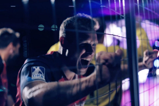 bb_einlauftrailer201314sg_teaser_05.jpg Ein SG Spieler jubelt am Gitter