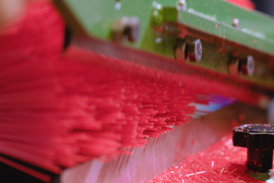 Eine Maschine produziert rote Bürsten