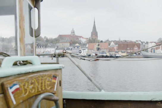 Blick auf den Flensburger Hafen bei regnerischen Wetter