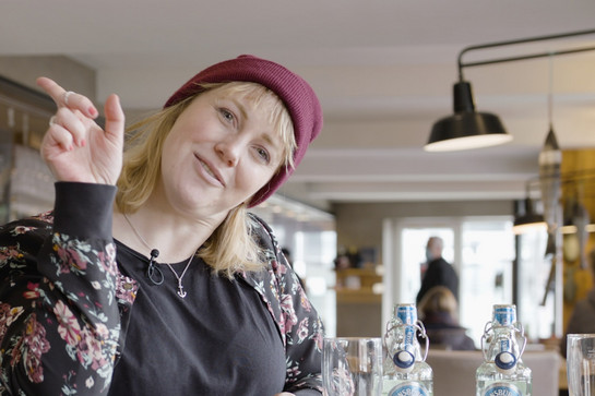 bb_ggf_teaser_04.jpg Eine blonde Frau lächelt in die Kamera
