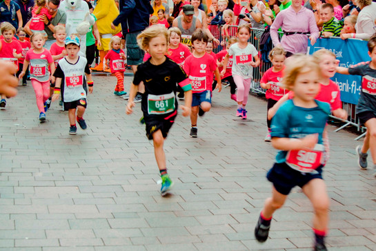 Kinder laufen mit beim Flensburg liebt dich Marathon