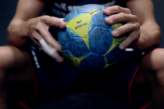 Ein SG Spieler hält einen Handball in der Hand