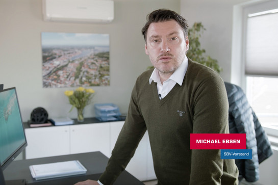 bb_sbv-vorstand_teaser_02.jpg SBV-Vorstand Michael Ebsen steht an seinem Schreibtisch