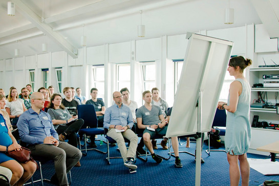 bb_barcamp_3_teaser_03_hauptteaser.jpg Eine Frau hält einen Vortrag