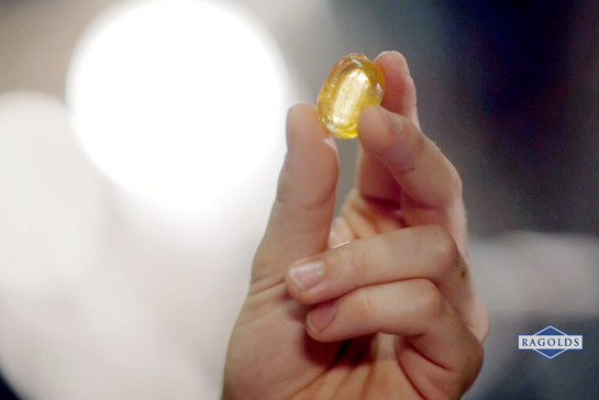 Eine Hand hält einen gelben Bonbon