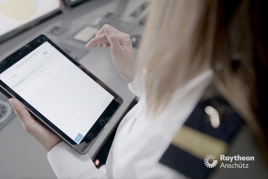 Eine Kapitänin benutzt das digitale Logbuch auf einem Ipad