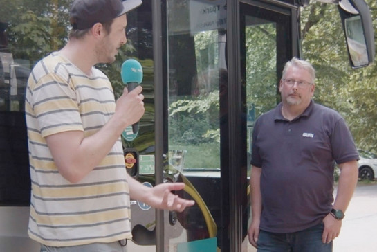 Lars Bente unterhält sich mit einem Busfahrer