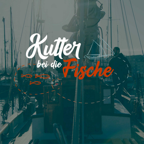Das Logo von Kutter bei die Fische mit einem Underlay vom Flensburger Hafen