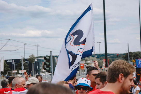 Fans halten eine weiße SG Flagge
