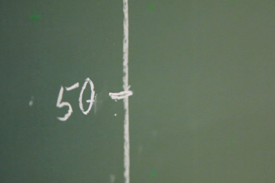 Die Zahl 50 geschrieben mit Kreide auf einer Tafel