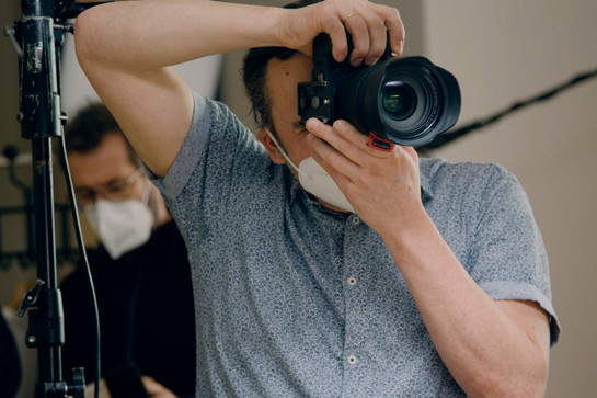 bb_lfrsh_teaser_03.jpg Ein Fotograf guckt durch die Linse