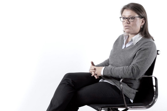 Eine Frau sitzt in einem Bürostuhl