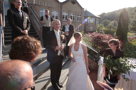 Ein Hochzeitspaar auf der Treppe des Hotel Waldschlösschen