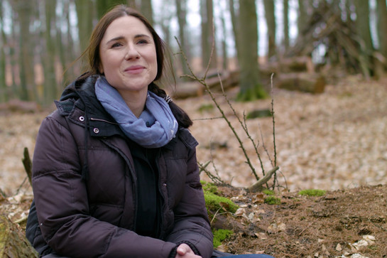 bb_kita_teaser_02.jpg Standbild einer Kindergärtnerin im Wald