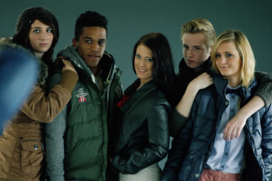 Gruppenfoto, fünf junge Models tragen Winterkleidung und gucken in die Kamera.