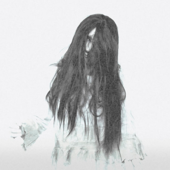Ein unheimlich aussehendes Mädchen mit schwarzen Haaren und weißem Kleid