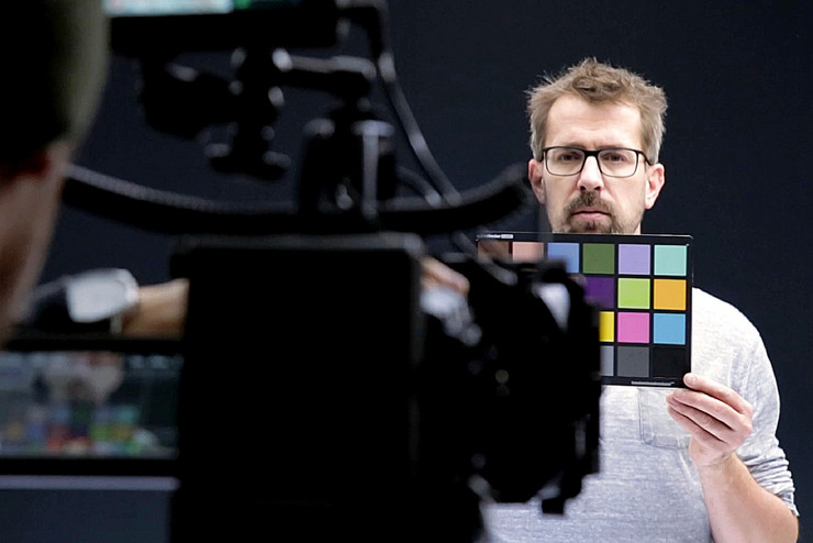 Im Profil Kamera filmt Mann mit Farbpalette