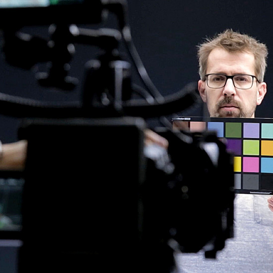 Kamera filmt Mann mit Farbpalette