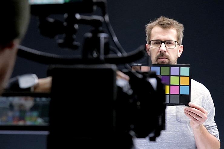 Kamera filmt Mann mit Farbpalette